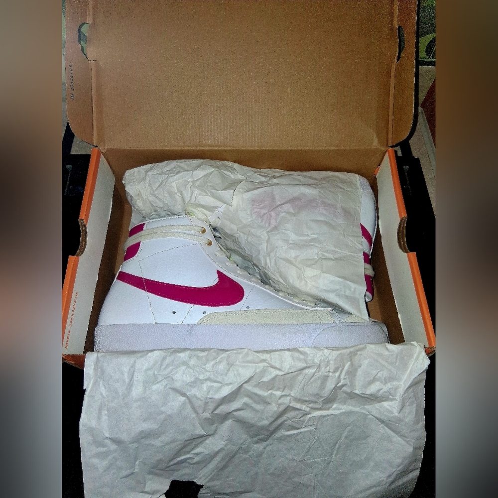 Nike Blazer Mid '77 Vintage "World Tour" White/Fireberry